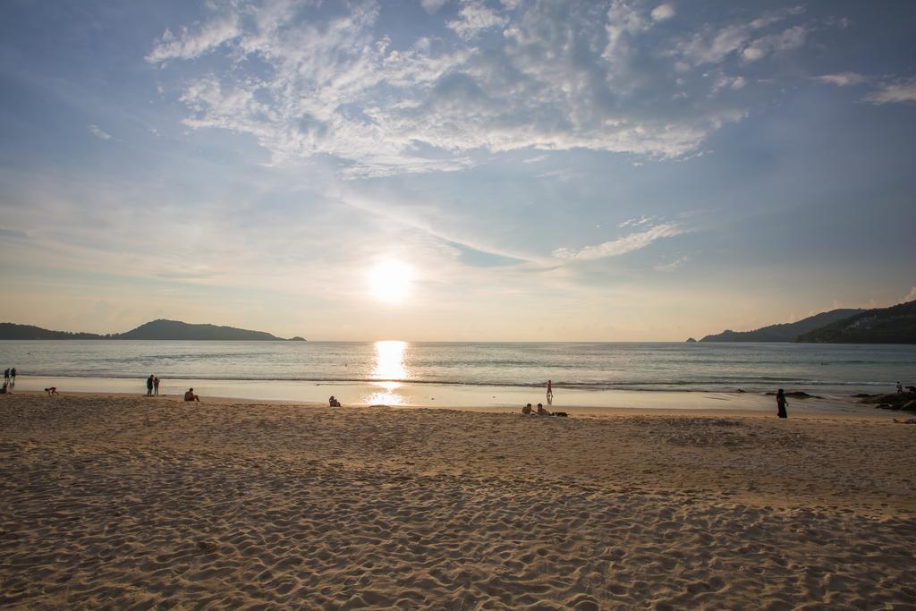 Barefoot Hotel Kalim Beach Front Patong Bagian luar foto