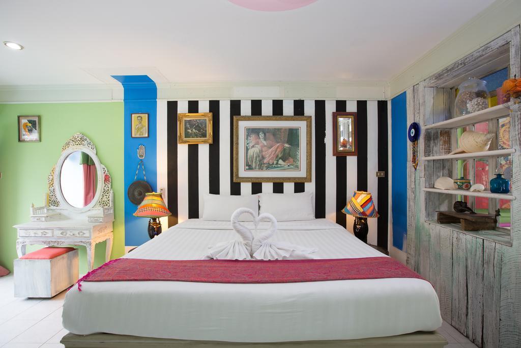 Barefoot Hotel Kalim Beach Front Patong Ruang foto