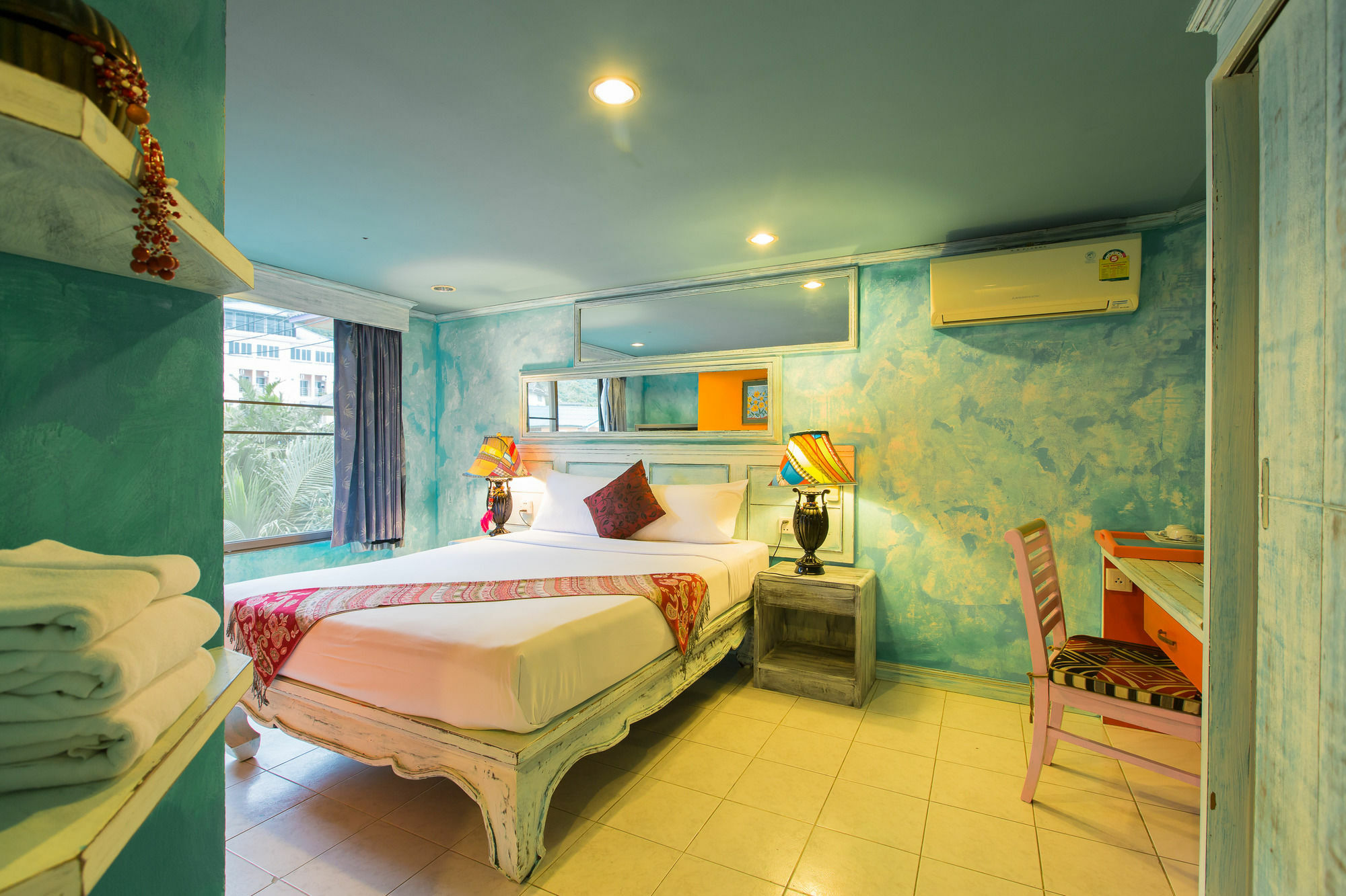 Barefoot Hotel Kalim Beach Front Patong Bagian luar foto