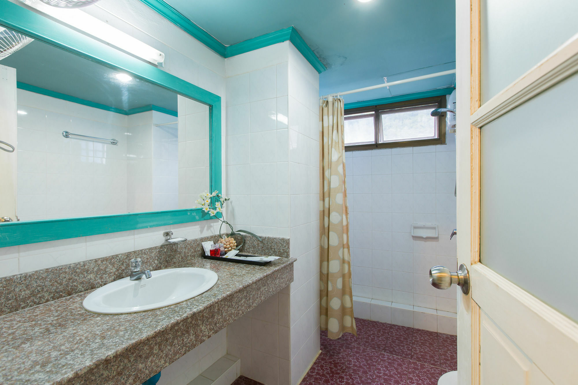 Barefoot Hotel Kalim Beach Front Patong Bagian luar foto