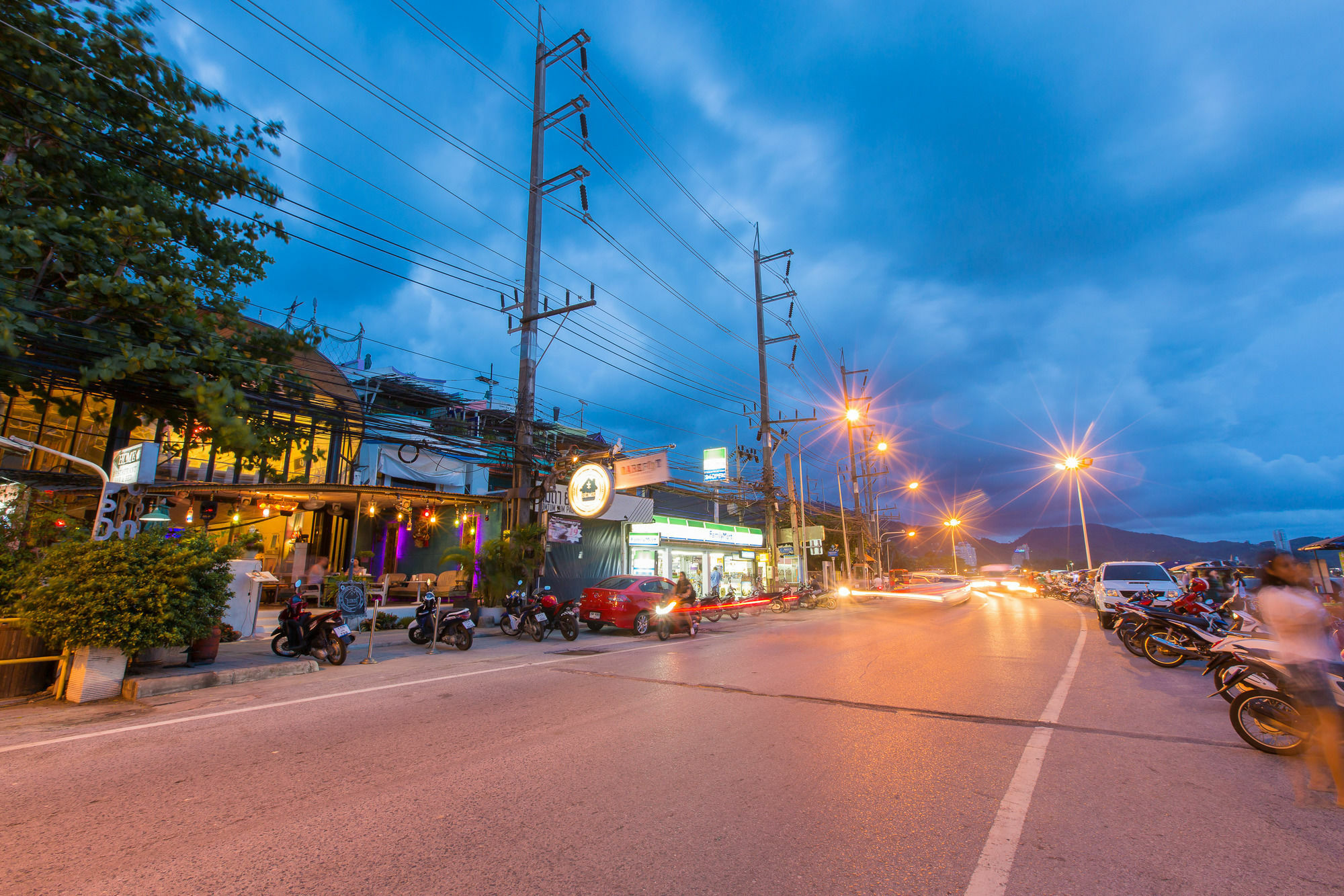 Barefoot Hotel Kalim Beach Front Patong Bagian luar foto